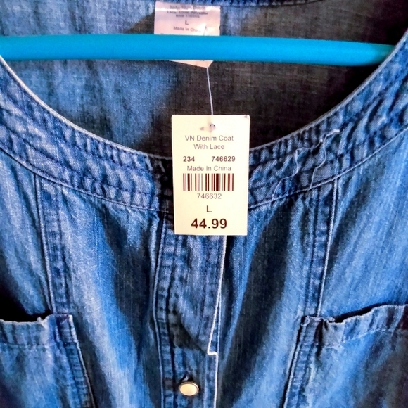 Women's large button up top. Light jean material. - Picture 3 of 3